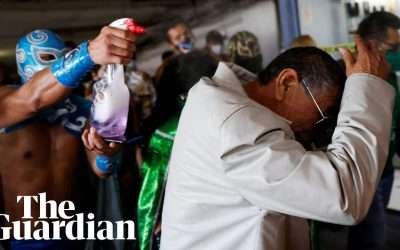 Mexico: Lucha libre wrestlers enforce covid face masks