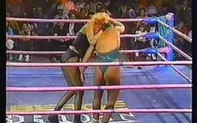 GLOW. ( gorgeous ladies of wrestling ) 4