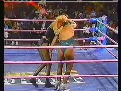 GLOW. ( gorgeous ladies of wrestling ) 4